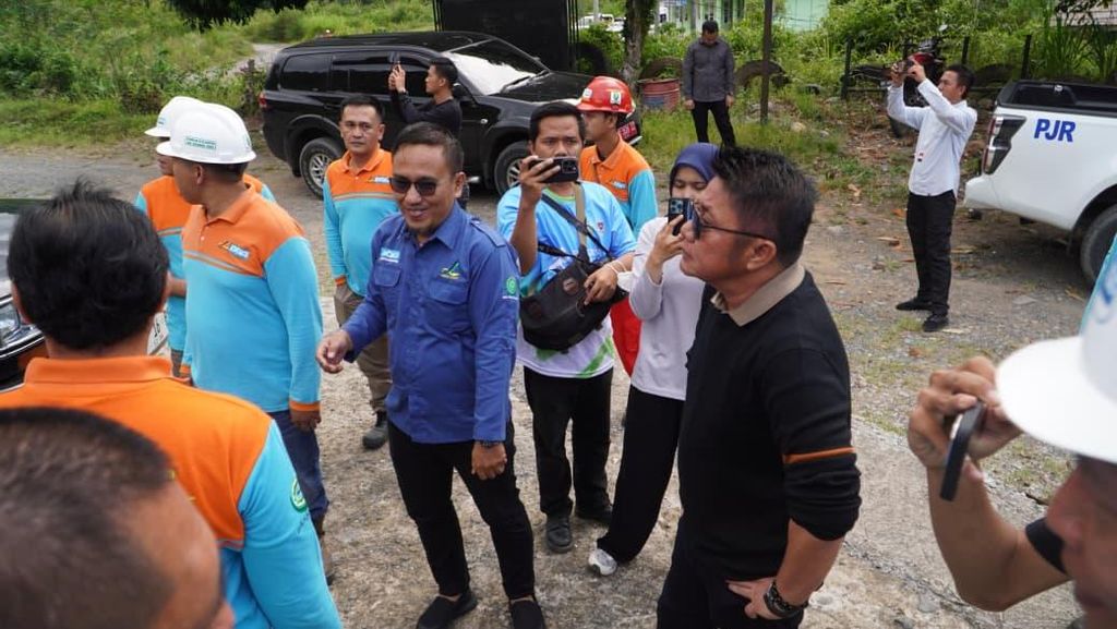 Gubernur Sumsel Herman Deru saat meninjau PLTM di Pagar Alam